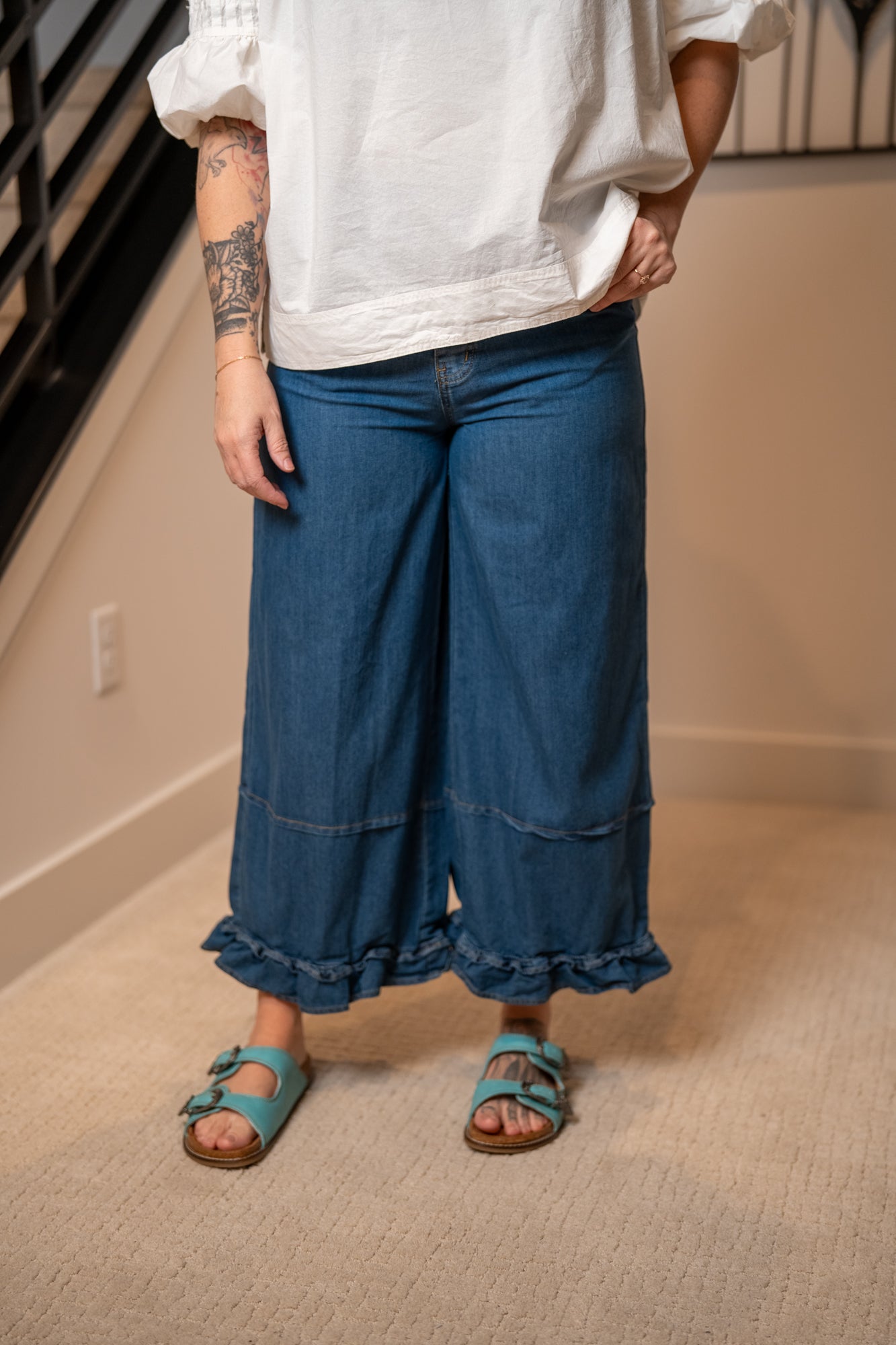 Easel Ruffle Bottom Twill Pants