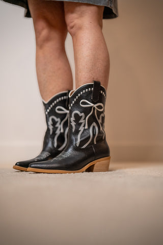 MiiM Zeta Bow Embroidered Western Boots – Black
