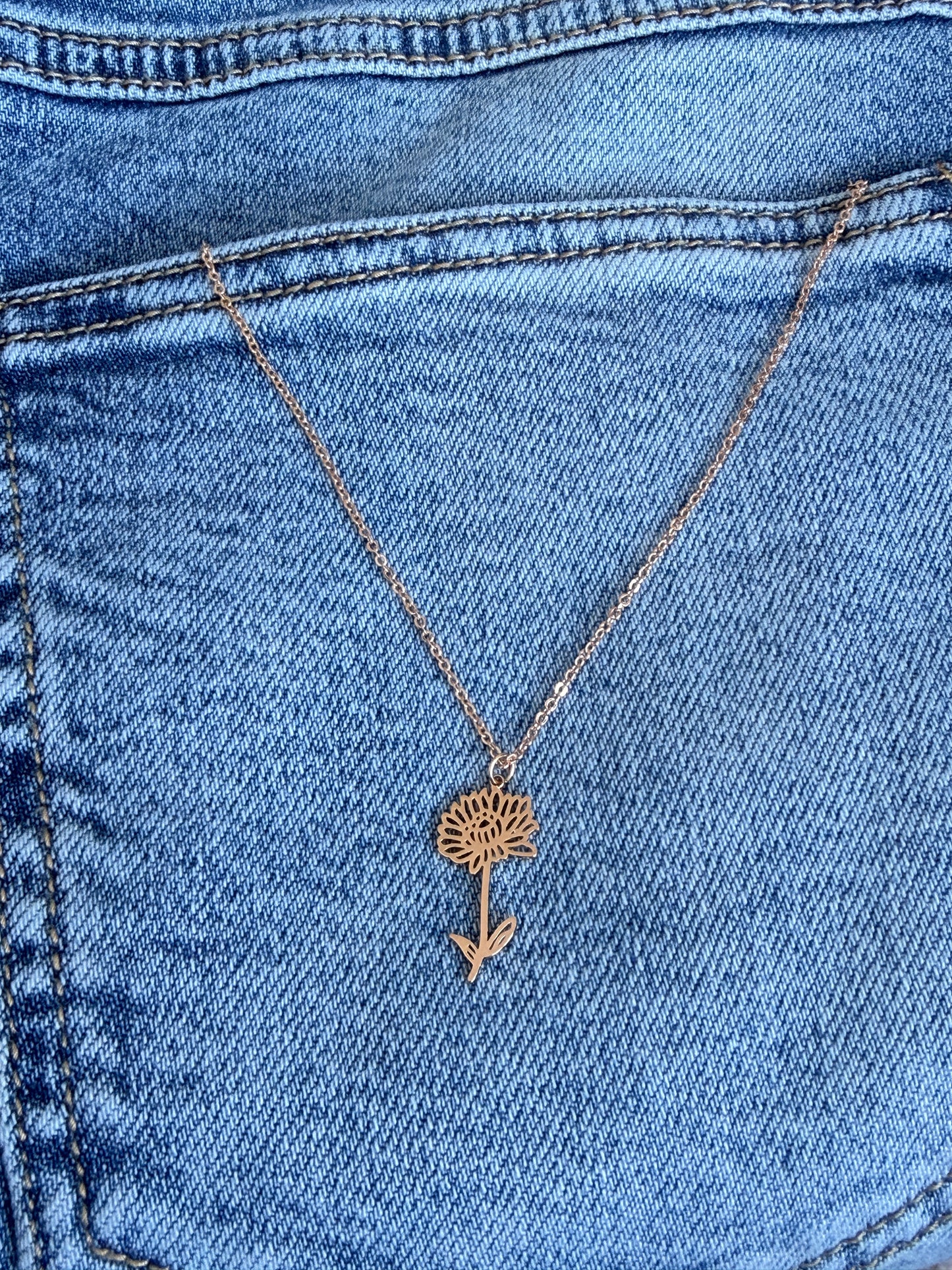 Gold Daisy Pendant Necklace