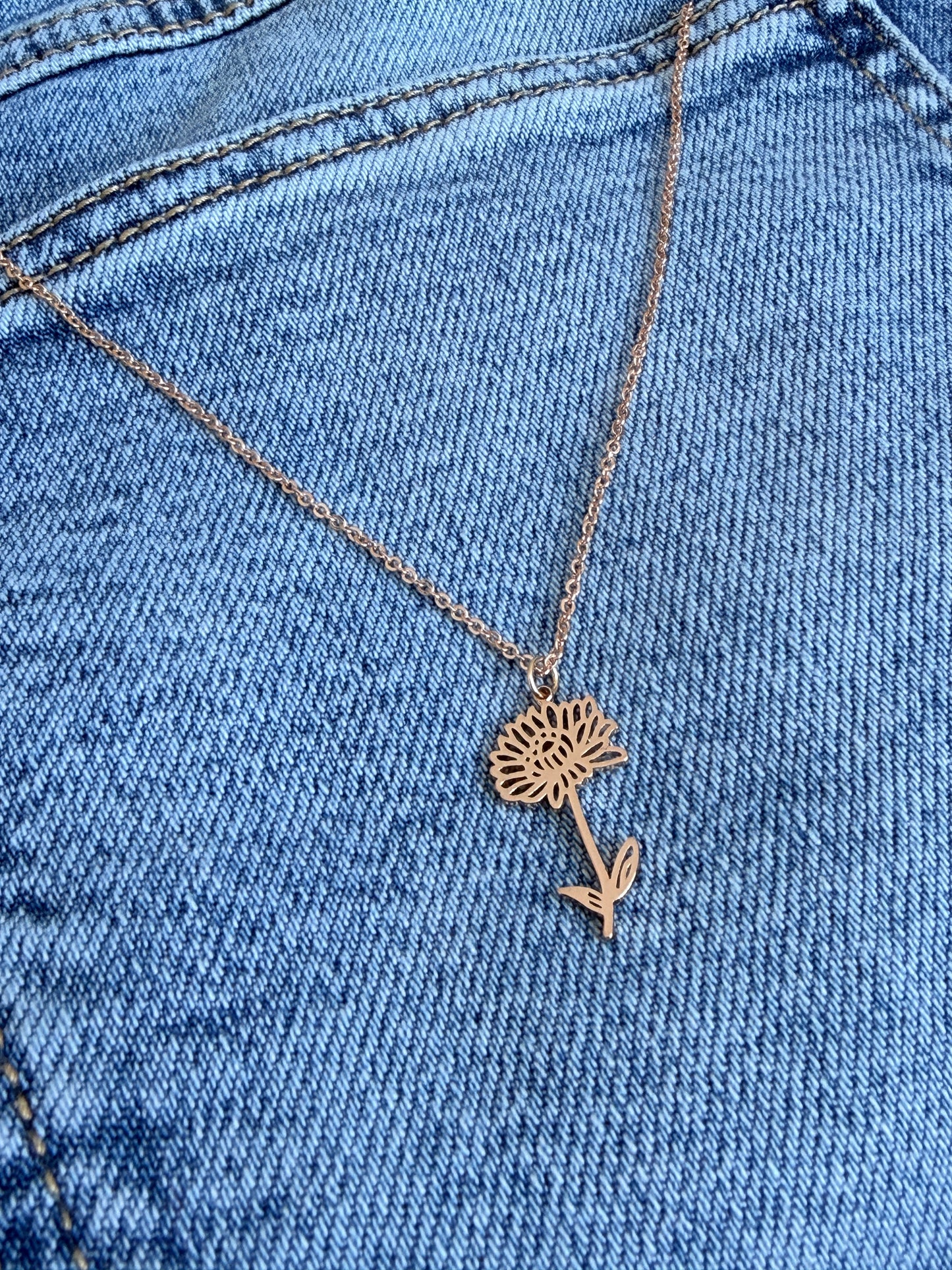 Gold Daisy Pendant Necklace